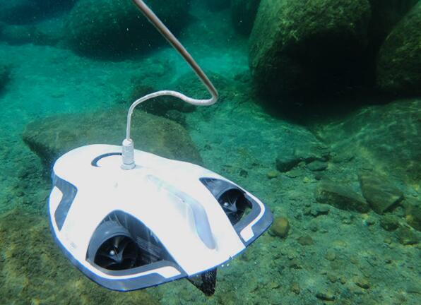 我国自研首台商用水下清洗机器人海若01在青岛港投用