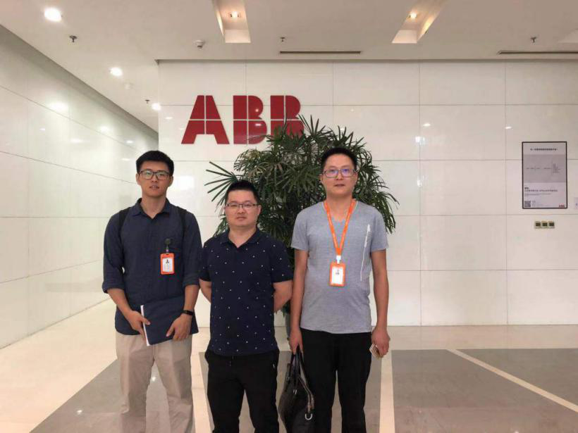 大学仕工作人员在ABB的合影