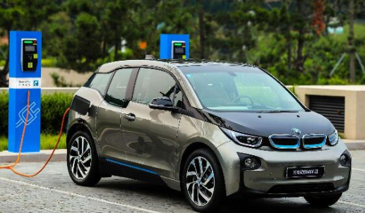 超级电容器的能量密度,以减轻它们本身的重量,进而降低电动汽车的重量