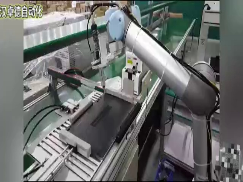 协助机器人电脑背板拧螺丝
