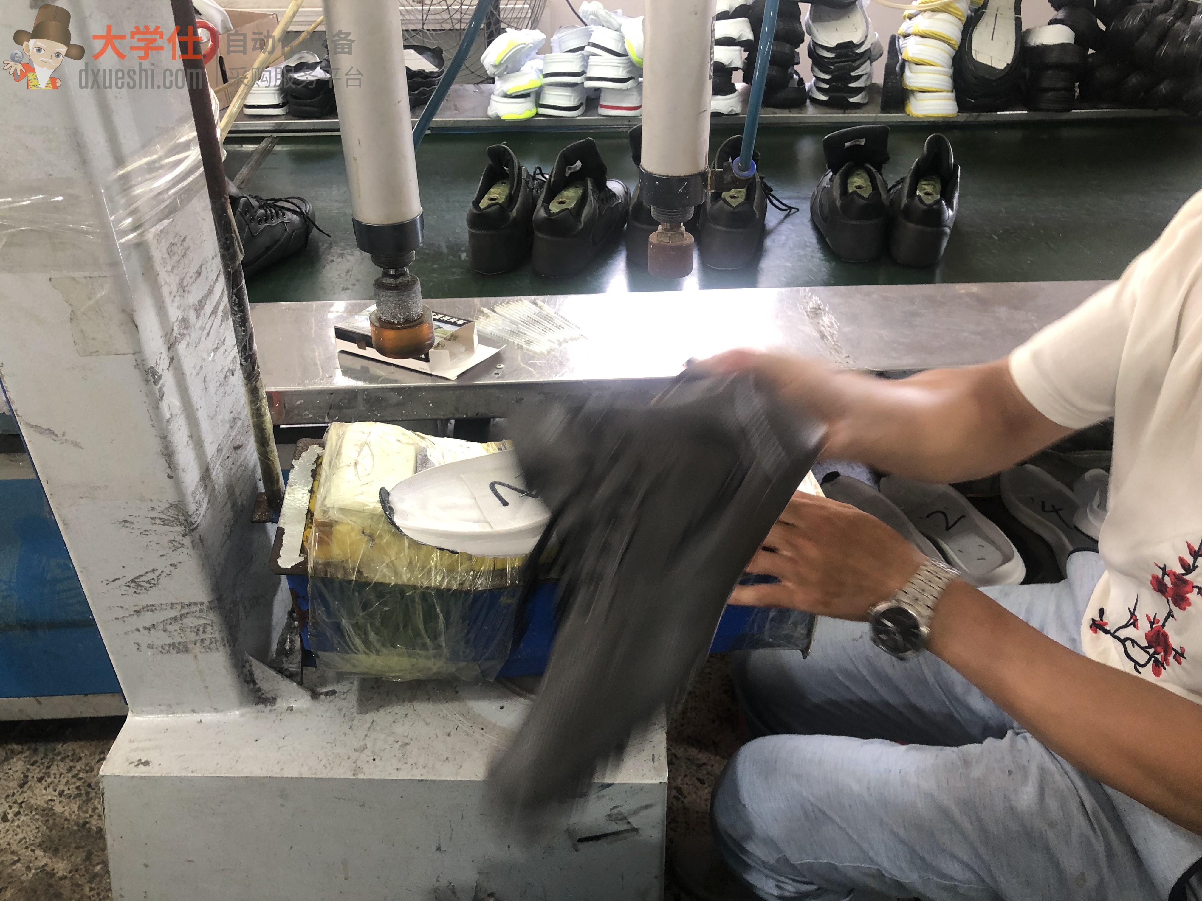 鞋子自动打胶机